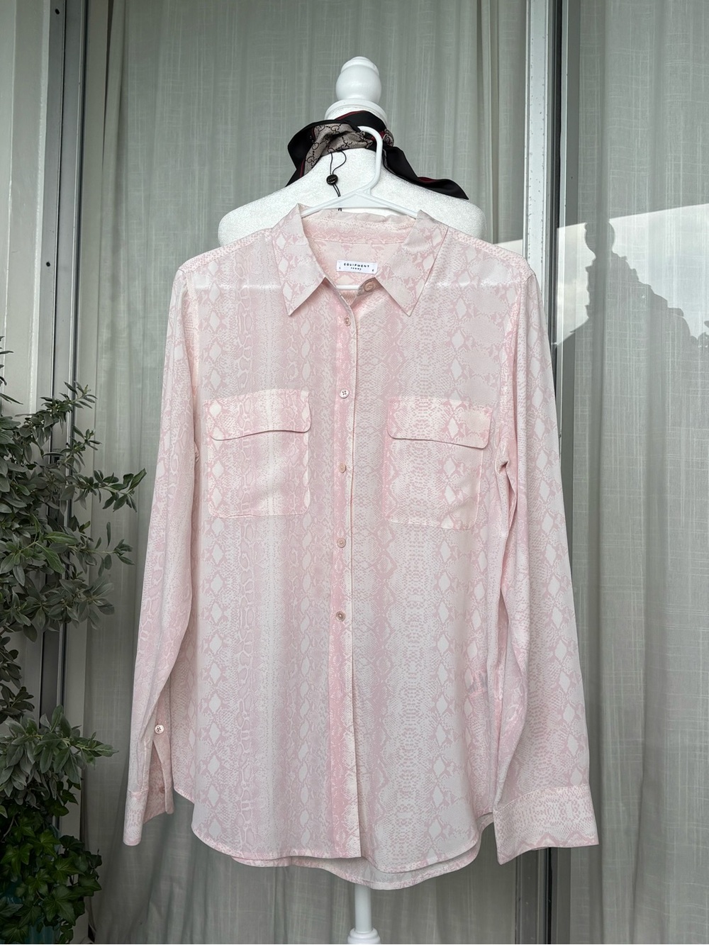 Equipment 100% Silk Pink Snake Print Button-Up Shirt Blouse Size L Y2K Femme - Picture 12 of 13
